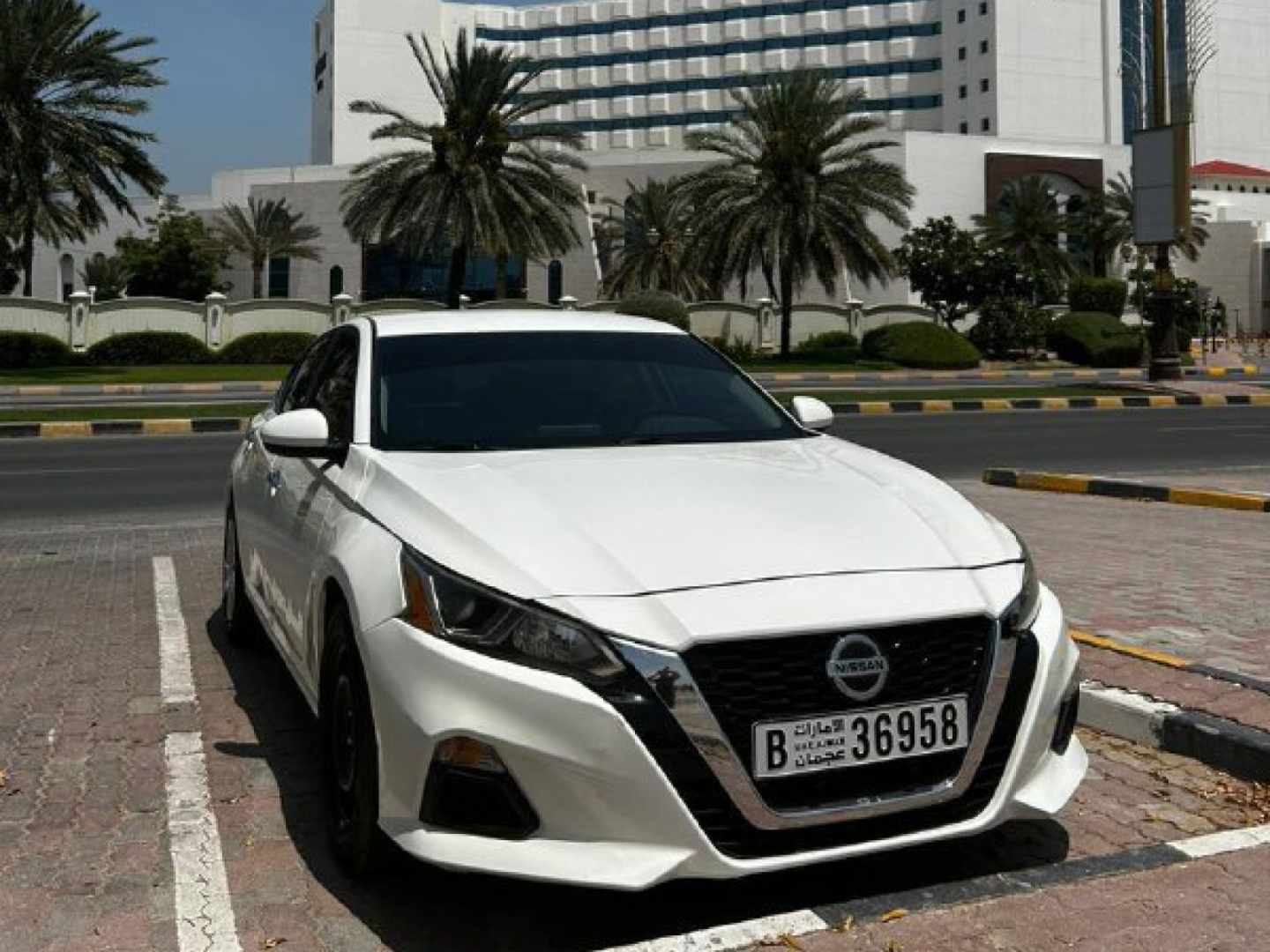 Nissan Altima (White)